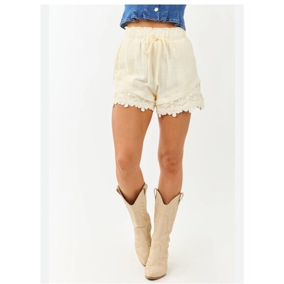 NWT Very J Shorts Gauze Ivory Cream Lace Floral Scalloped Hem Overlay S - Picture 4 of 10